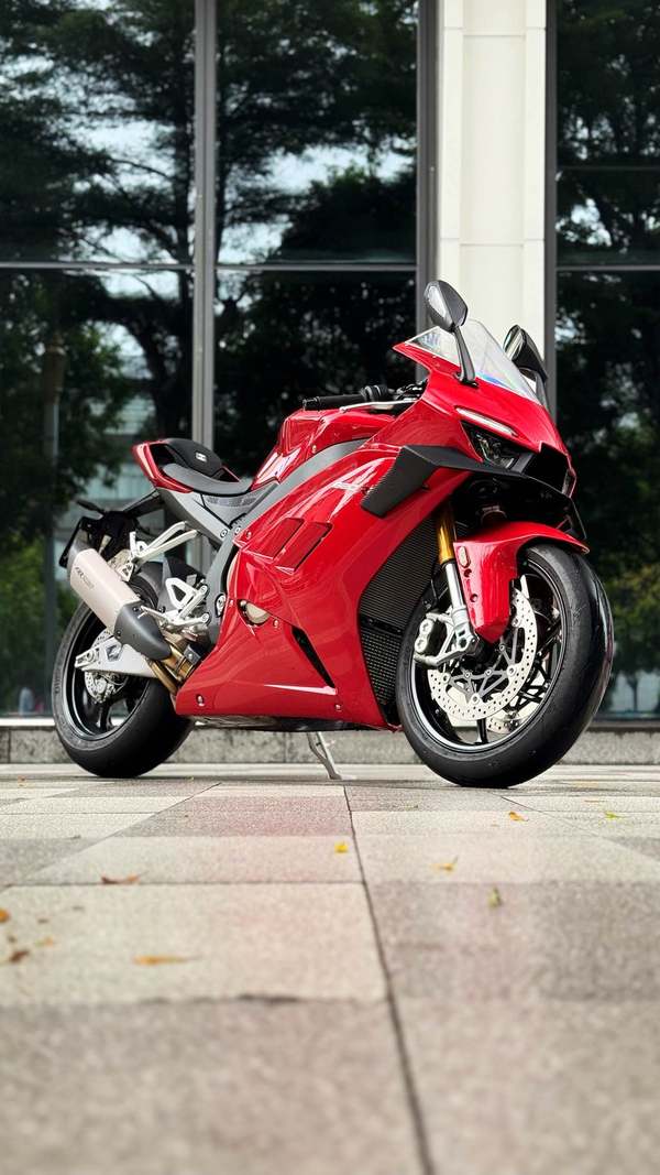 张雪机车 820RR