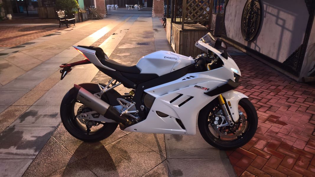 张雪机车 820RR