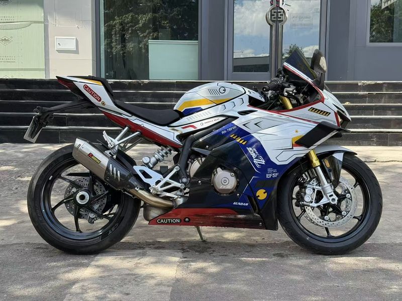 张雪机车 500RR