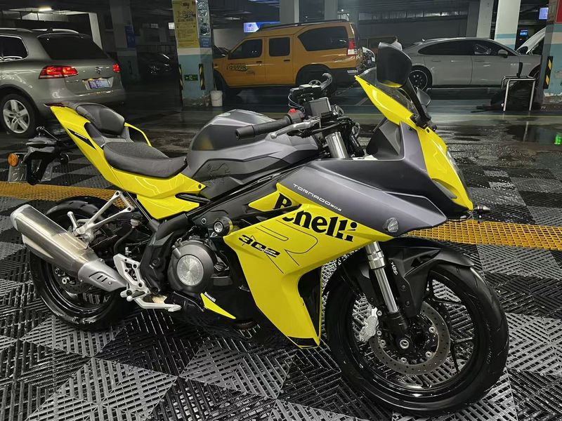 贝纳利 龙卷风 Tornado 302R