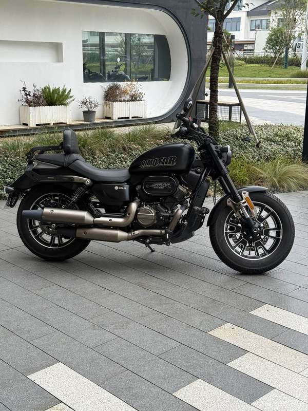 QJMOTOR 闪300S