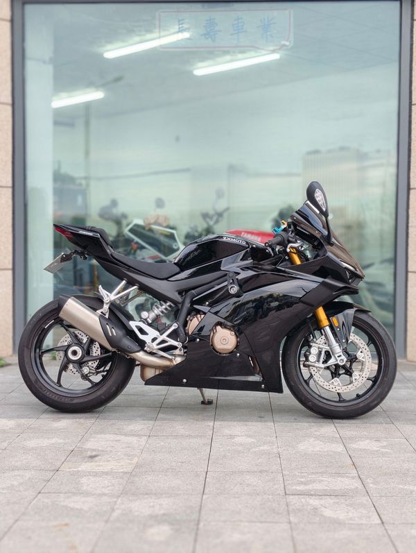 张雪机车 500RR