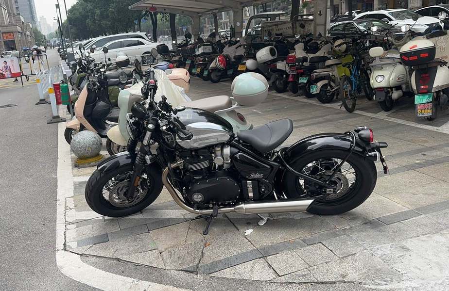 凯旋 Bonneville Bobber
