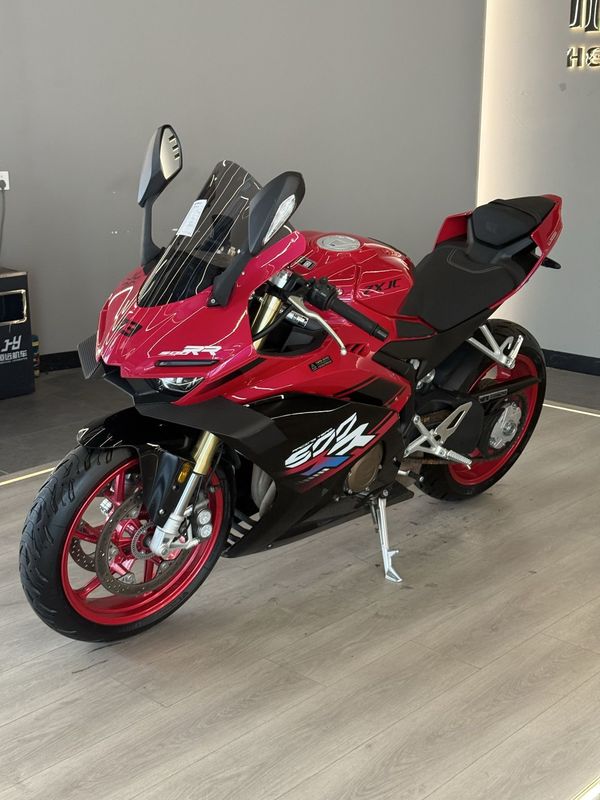张雪机车 500RR
