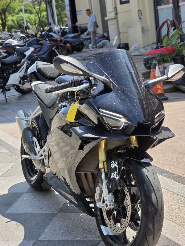 张雪机车 500RR