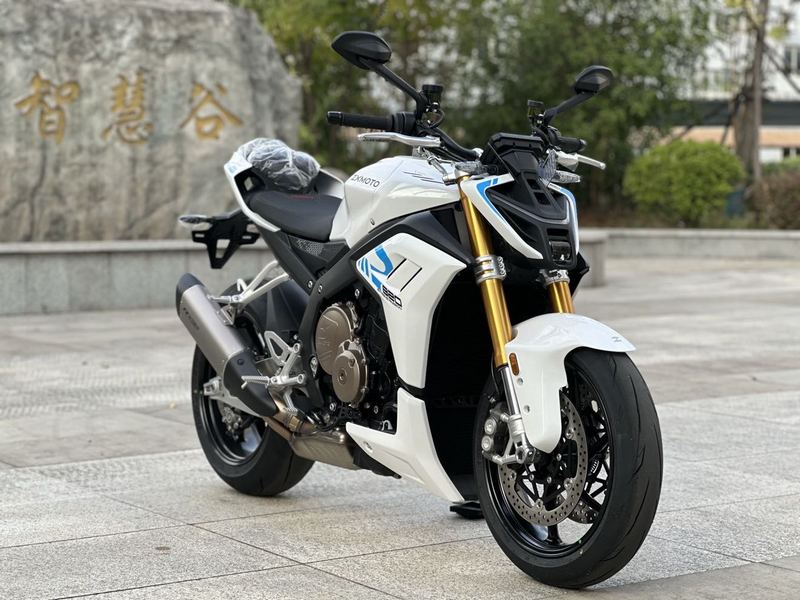 张雪机车 820R