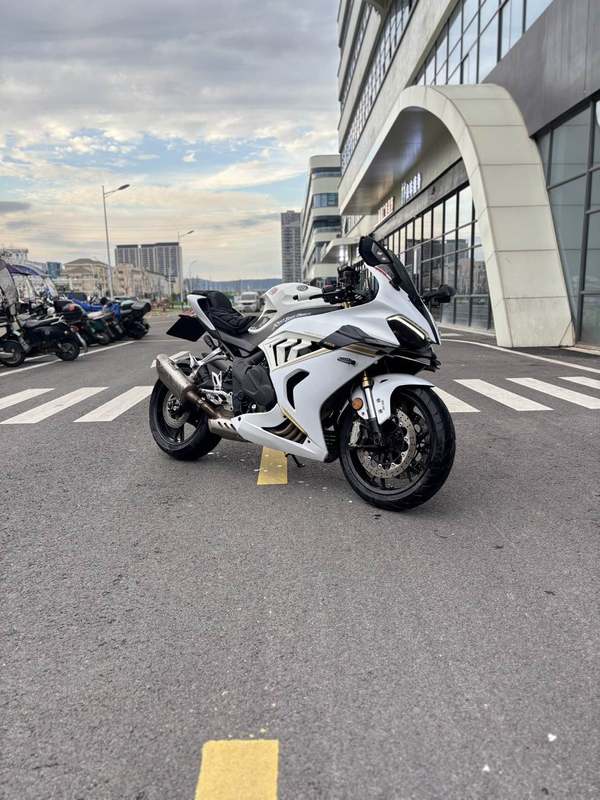 QJMOTOR 赛800