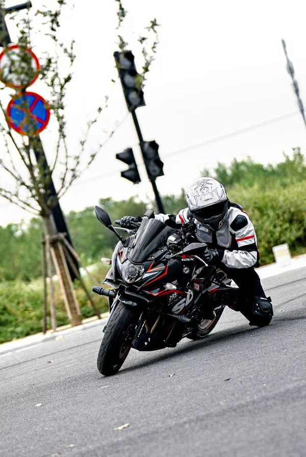 豪爵铃木 GSX250R
