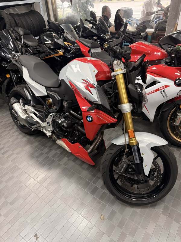 宝马 F 900 R