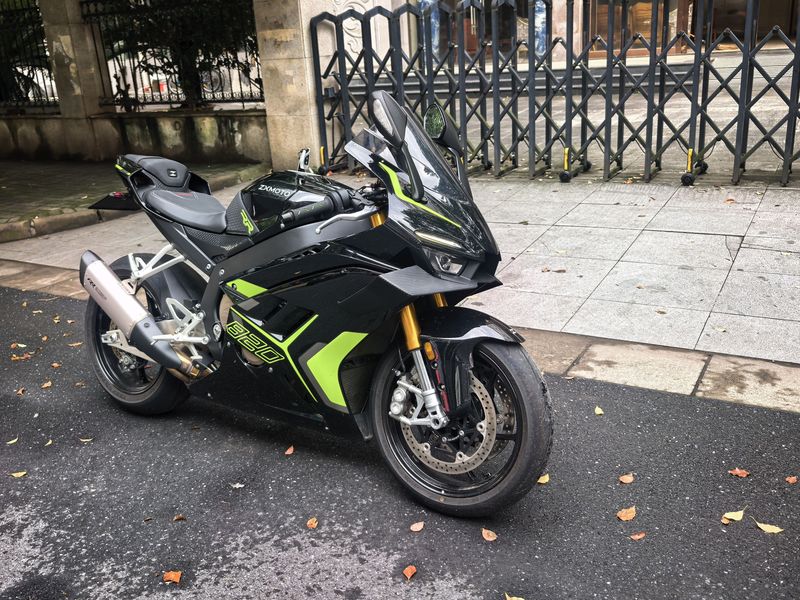 张雪机车 820RR