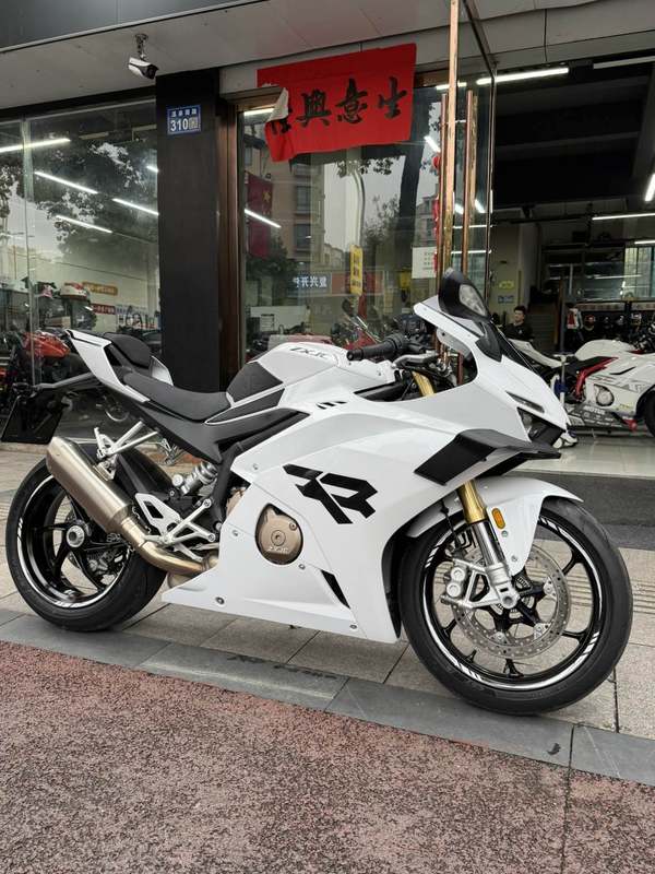 张雪机车 500RR