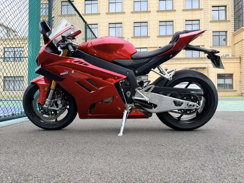 张雪机车 820RR