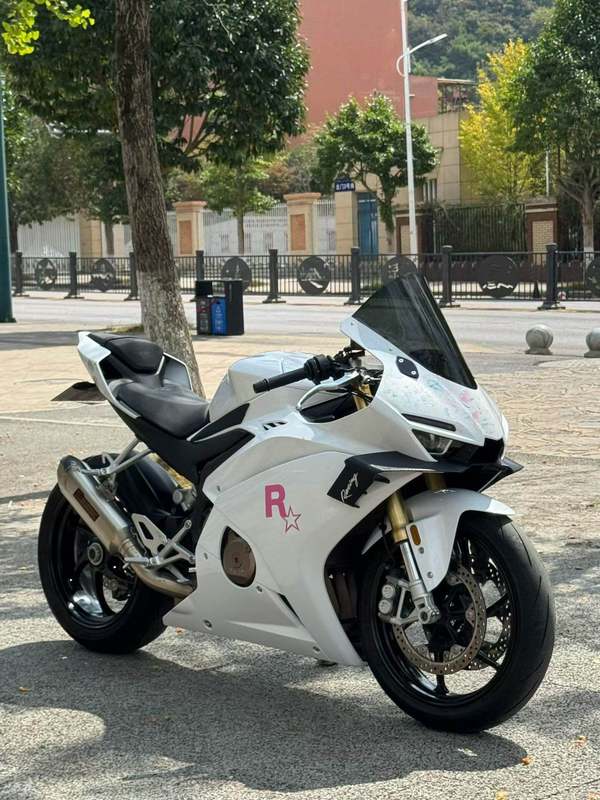 张雪机车 500RR