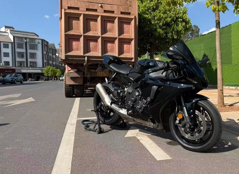 雅马哈 YZF-R1