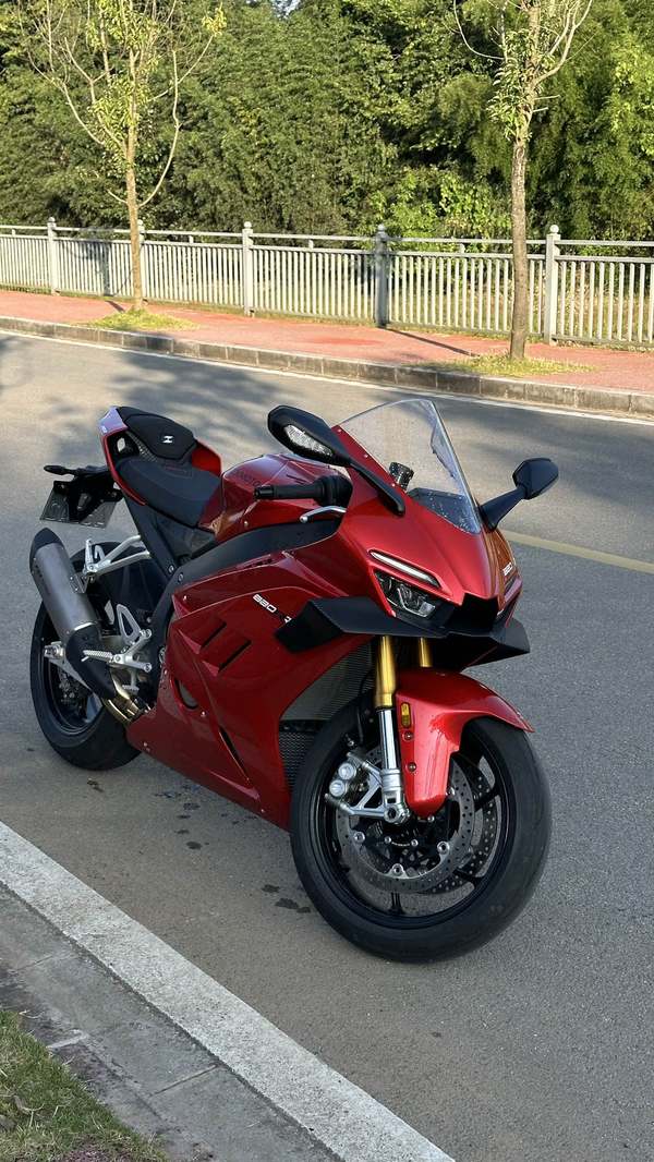 张雪机车 820RR