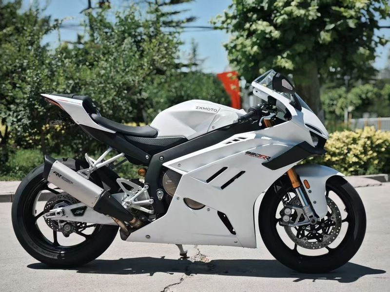 张雪机车 820RR