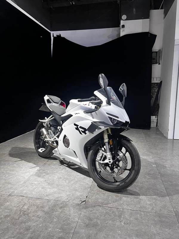 张雪机车 500RR