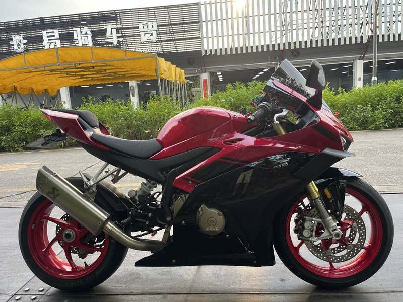 张雪机车 500RR