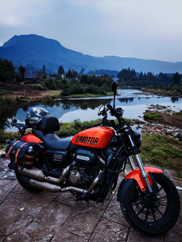 QJMOTOR 闪300S