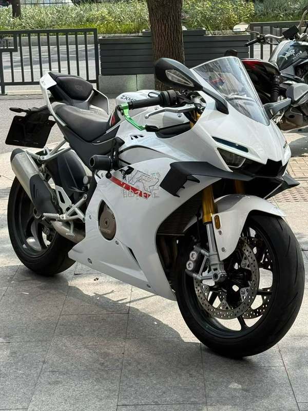 张雪机车 500RR