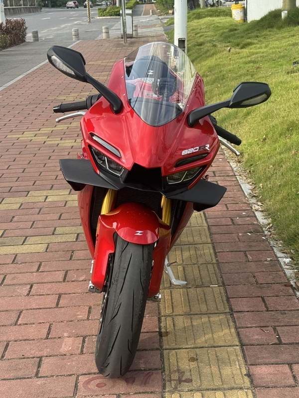 张雪机车 820RR