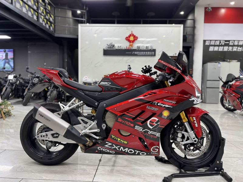 张雪机车 820RR