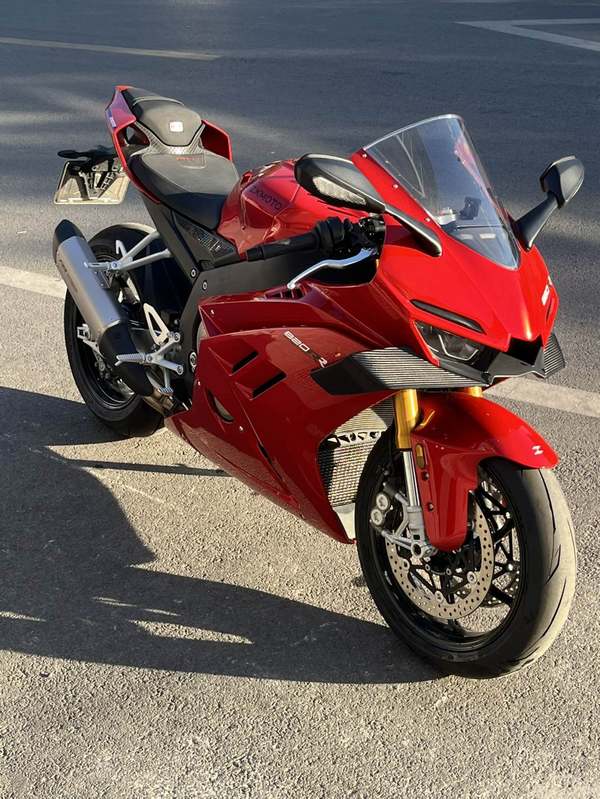 张雪机车 820RR