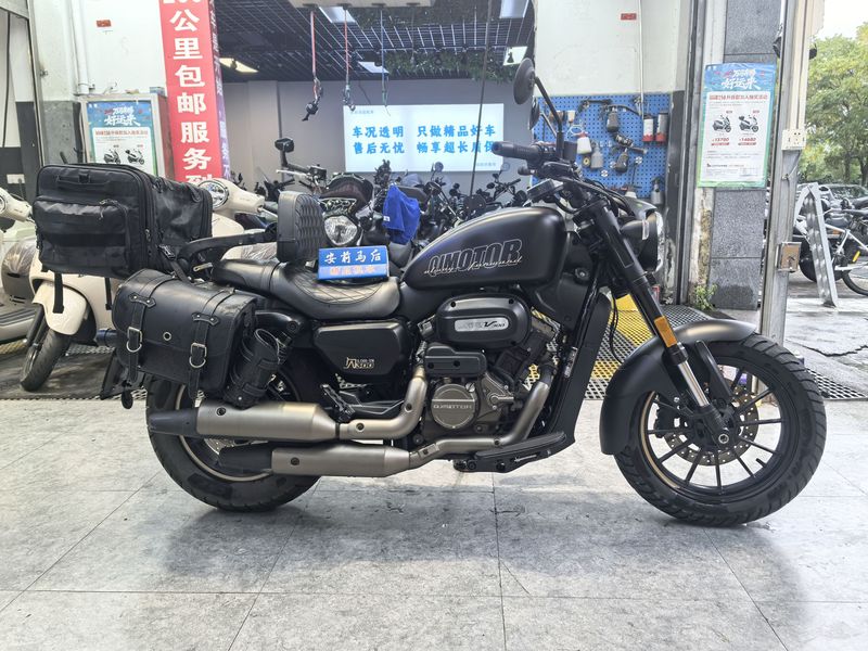 QJMOTOR 闪300S