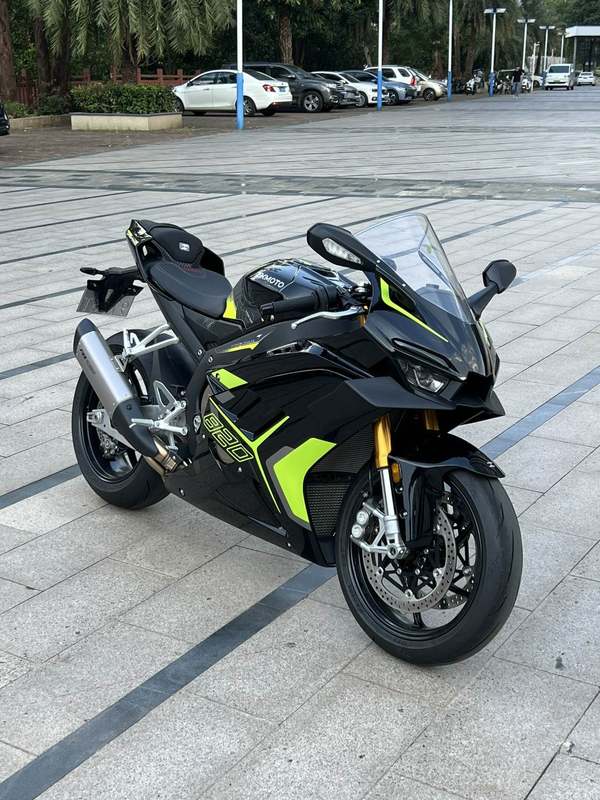 张雪机车 820RR