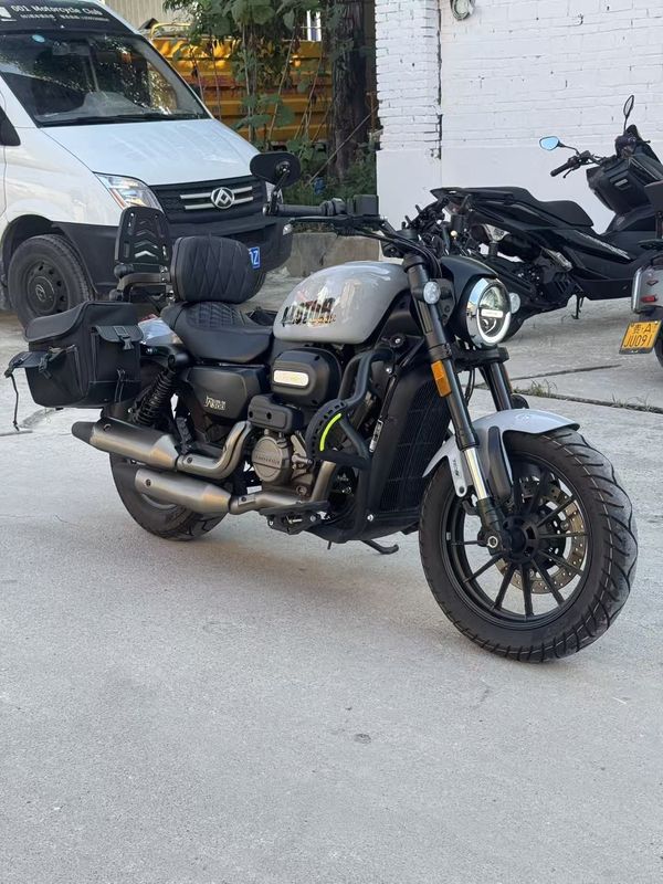 QJMOTOR 闪300S