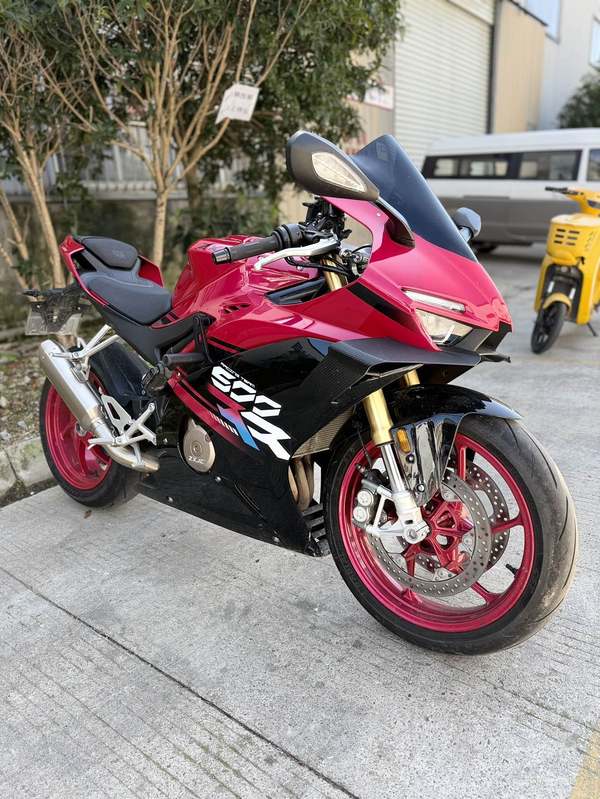 张雪机车 500RR
