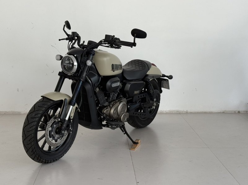 QJMOTOR 闪300S