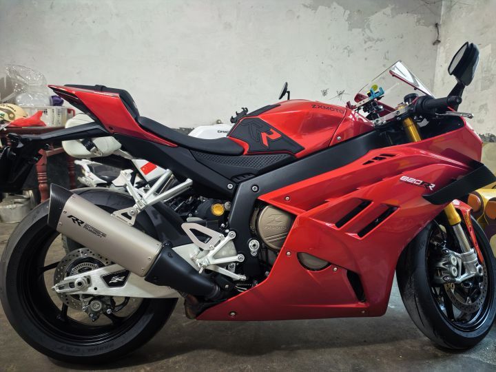 张雪机车 820RR