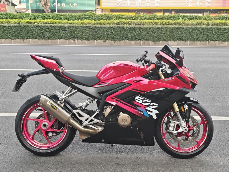 张雪机车 500RR