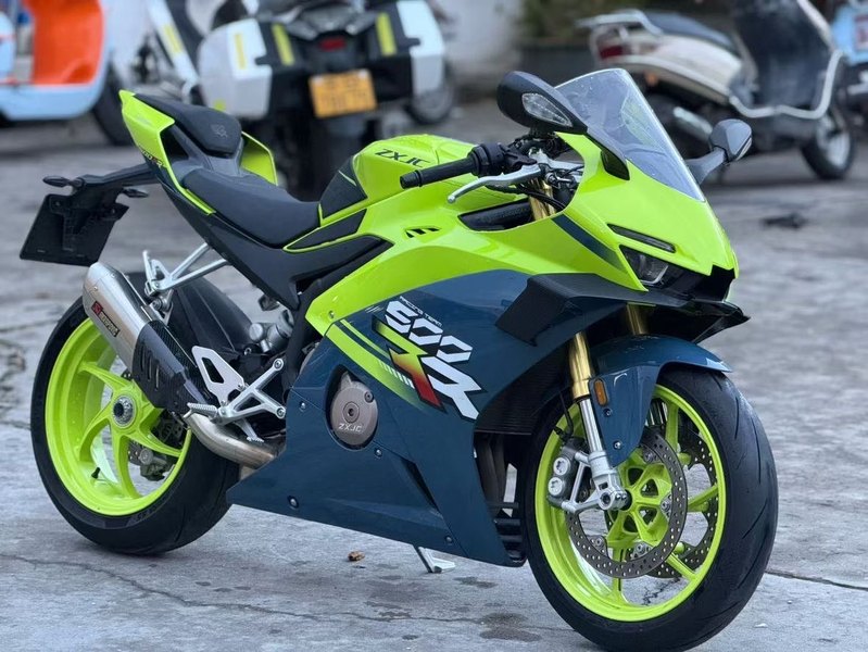 张雪机车 500RR