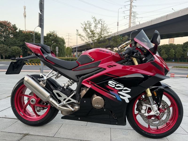 张雪机车 500RR