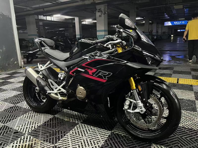 张雪机车 500RR
