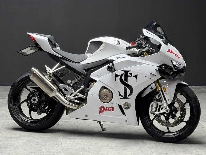 张雪机车 500RR