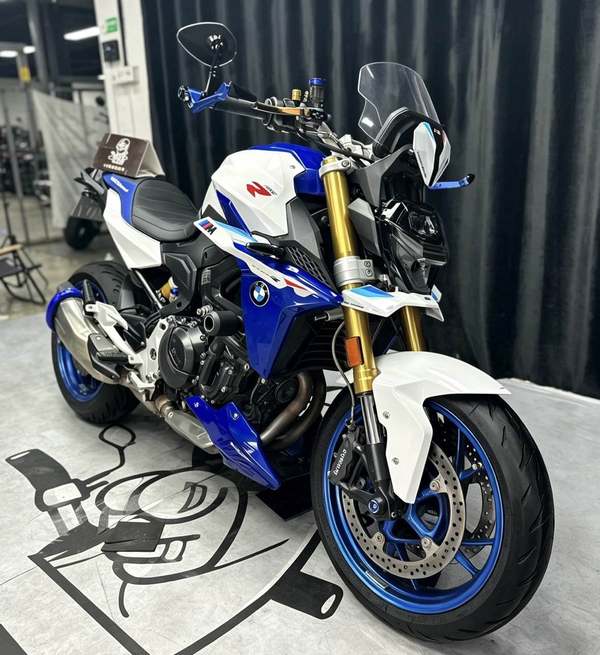 宝马 F 900 R