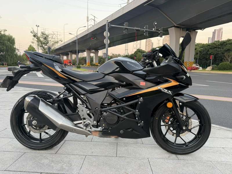 豪爵铃木 GSX250R