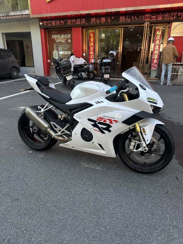 张雪机车 500RR