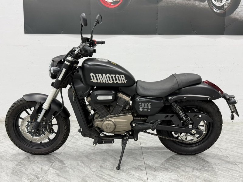 QJMOTOR 闪300S