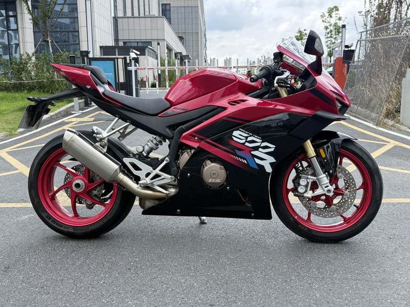 张雪机车 500RR