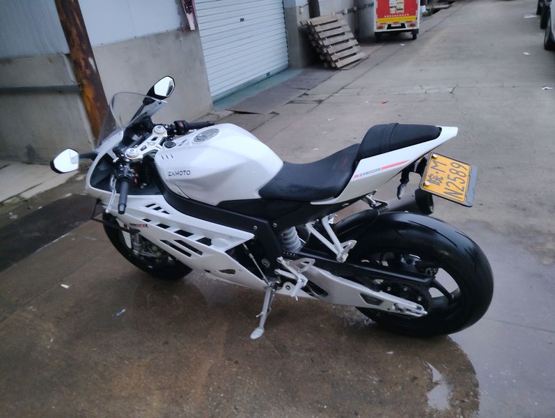 张雪机车 820RR
