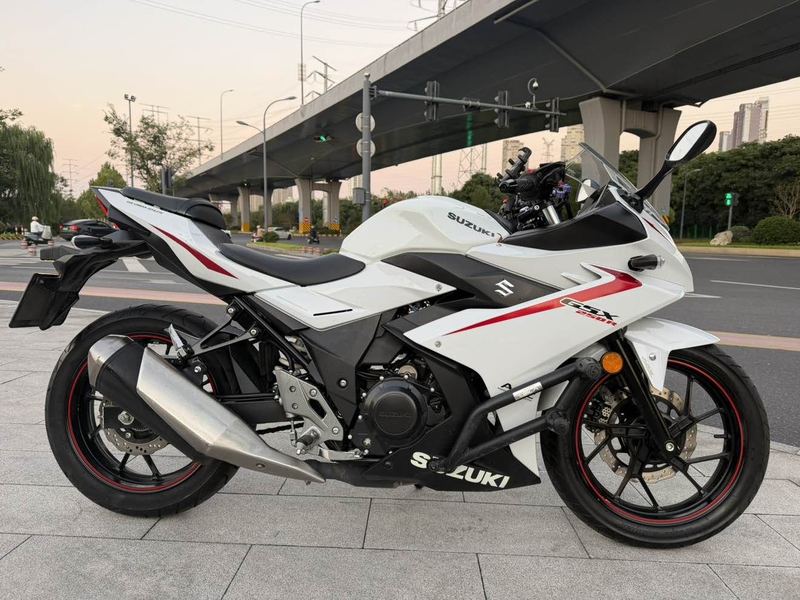 豪爵铃木 GSX250R