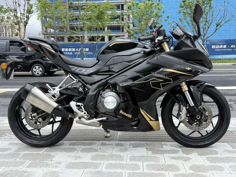 贝纳利 龙卷风 Tornado 302R