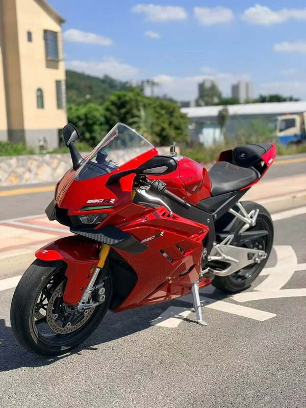张雪机车 820RR