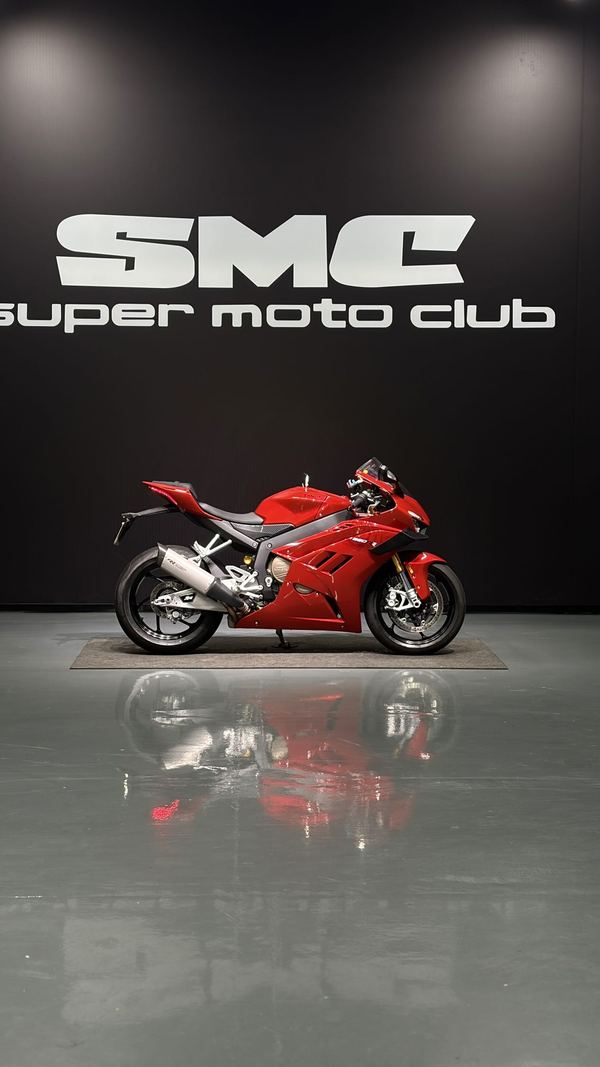 张雪机车 820RR