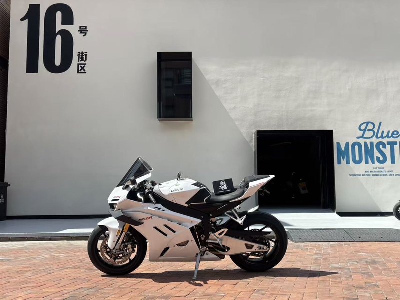 张雪机车 820RR