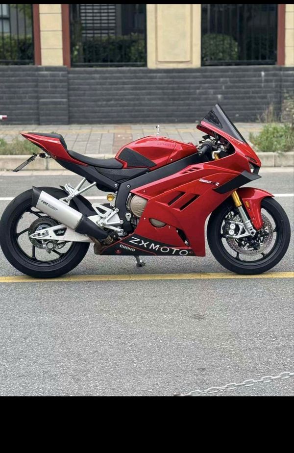 张雪机车 820RR